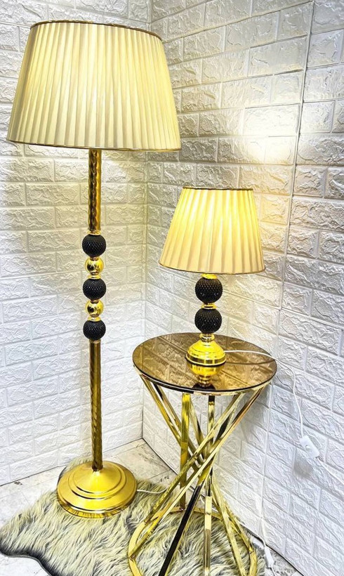 آباژور ایستاده